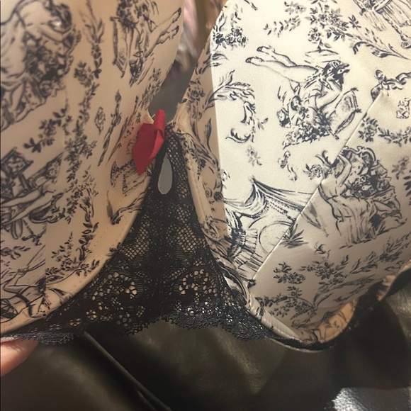 NWT Torrid White and Black Toile Print Bra with Red Bow and Lace Size 40F - Picture 4 of 5
